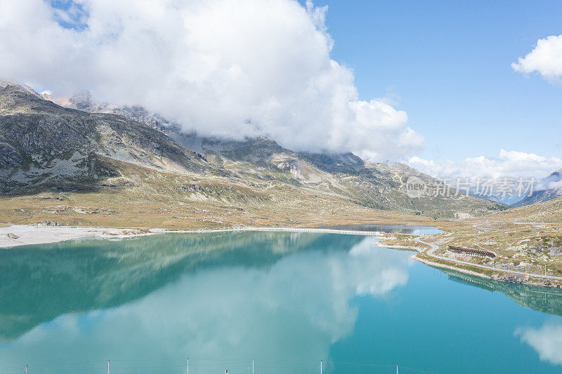 无人机拍摄的拉戈比安科湖在Bernina Pass, Grisons, Switzerland